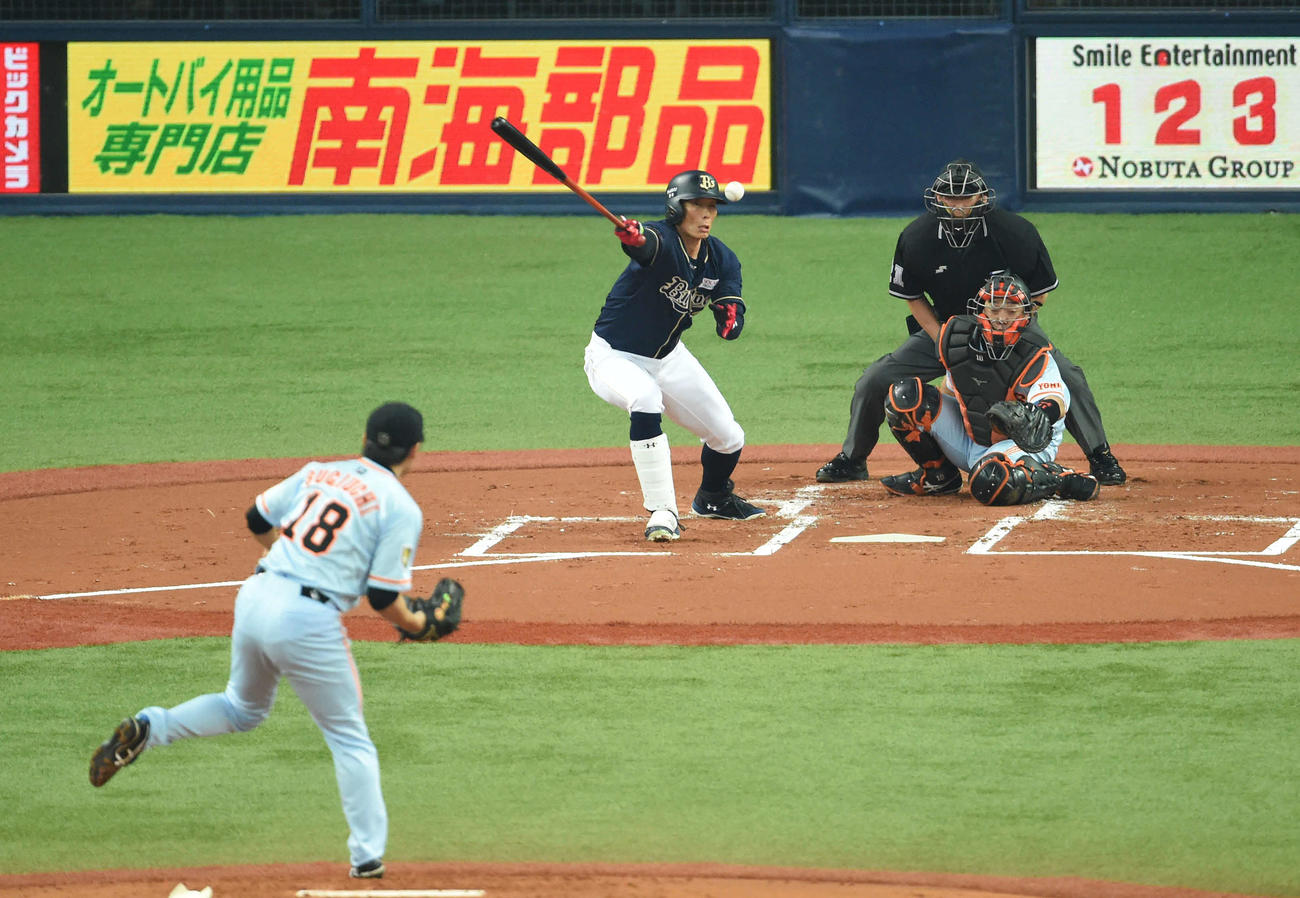 オリックス対巨人　1回裏オリックス1死二塁、自打球を顔に当てる糸井。投手杉内（2014年6月1日撮影）