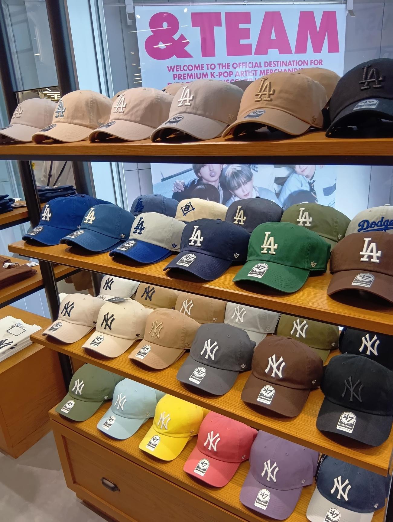 東京・原宿の「SOUVENIRS Tokyo－Jingumae」ではMLBのキャップを豊富に取りそろえている。大谷翔平の入団でドジャースの帽子がヤンキースを抜いて1番人気に