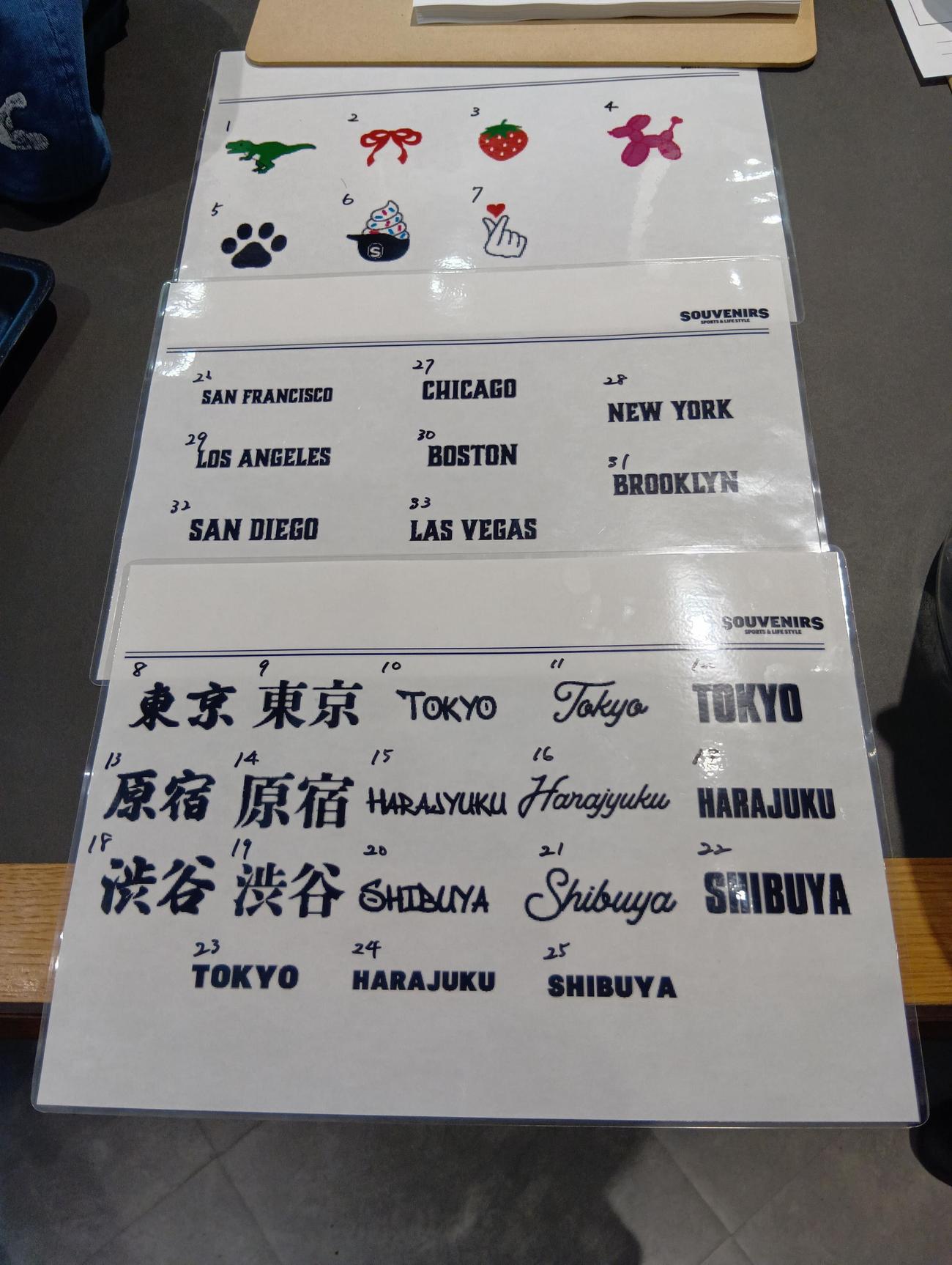 東京・原宿の「SOUVENIRS Tokyo－Jingumae」では無地の帽子に刺しゅうやワッペンを入れるサービスを行っている。選択できる刺しゅうの一覧