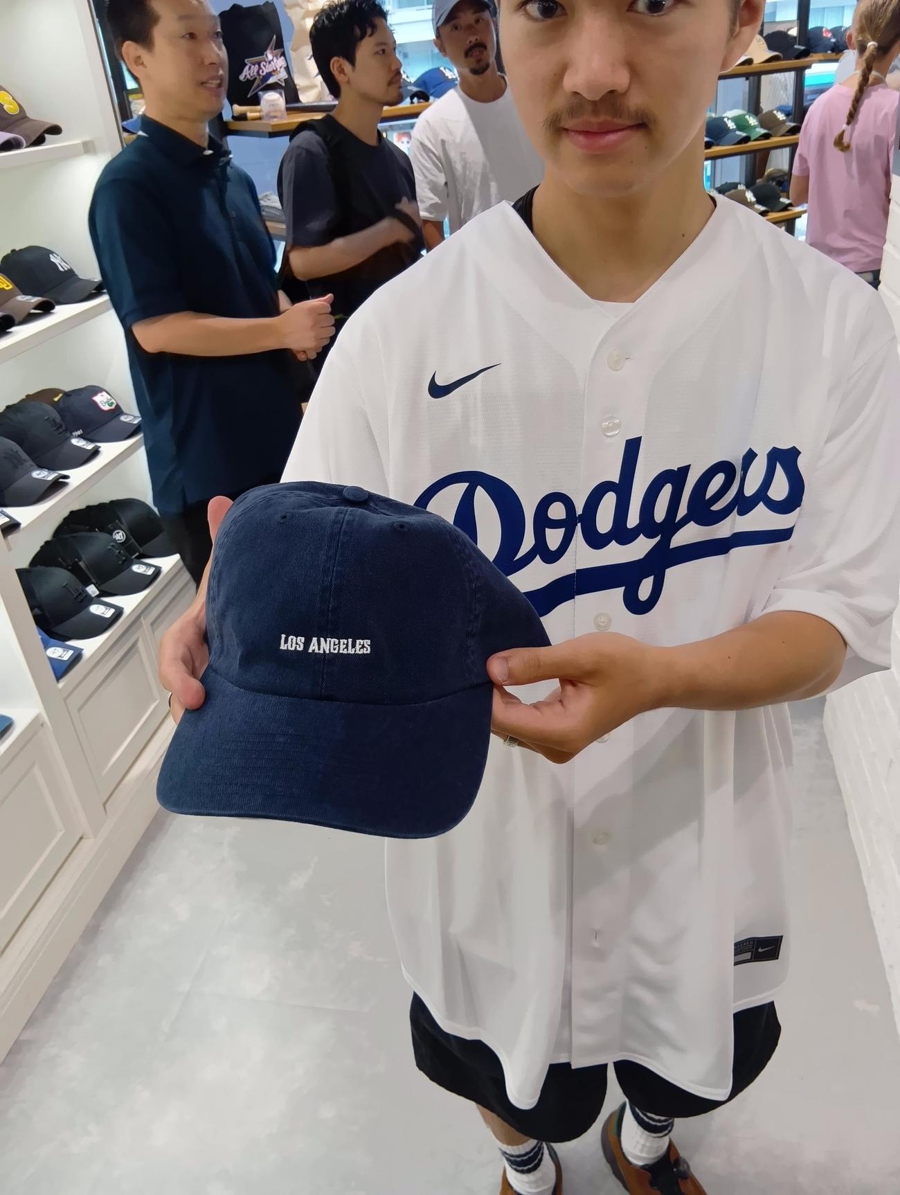 東京・原宿の「SOUVENIRS Tokyo－Jingumae」では無地の帽子に刺しゅうやワッペンを入れるサービスを行っている。刺しゅうを入れた帽子