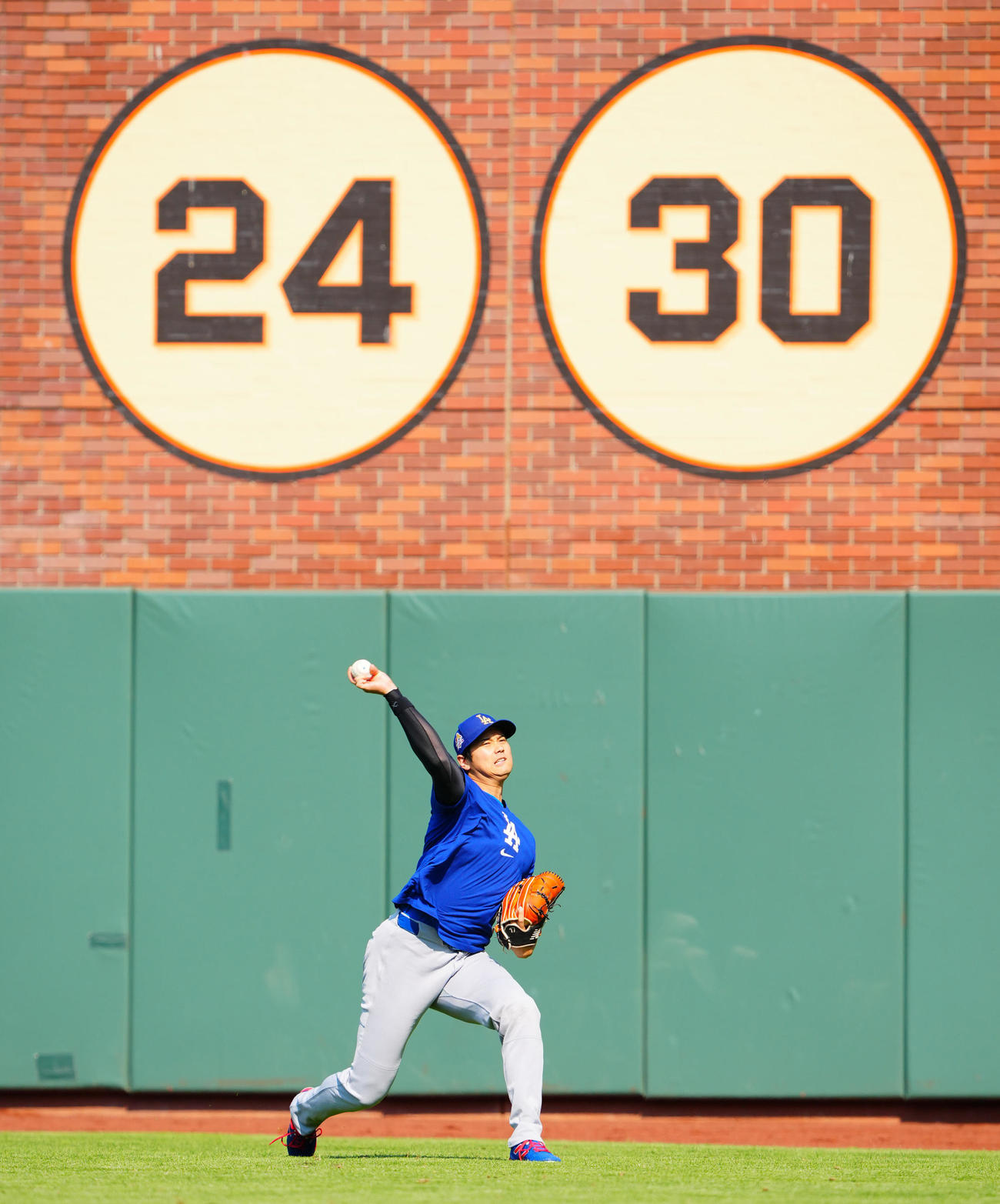 ジャイアンツ対ドジャース　投球練習するドジャース大谷（撮影・垰建太）