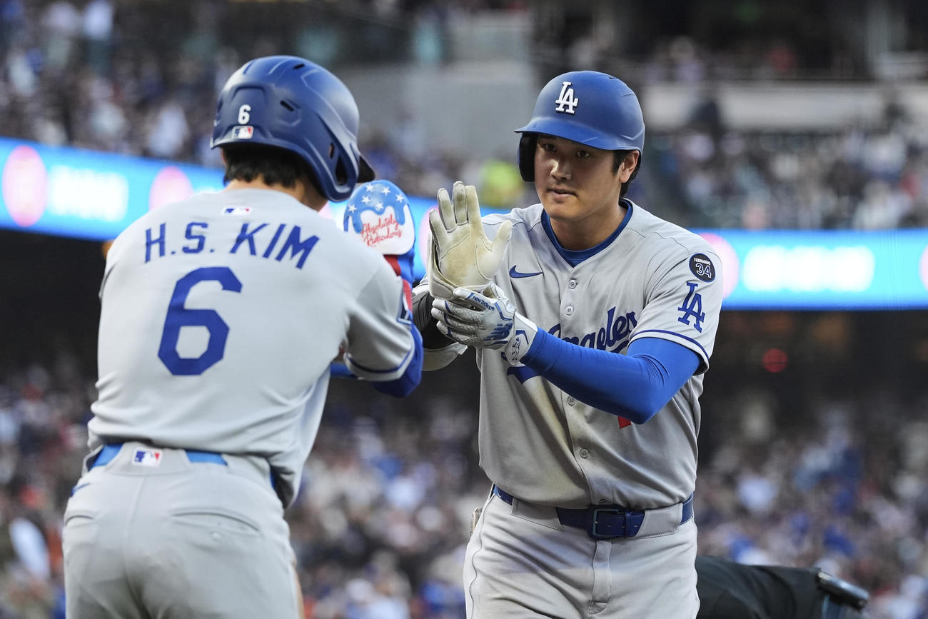 「スプラッシュヒット」となる32号2ランを放ったドジャース大谷翔平は笑顔を見せる（AP）