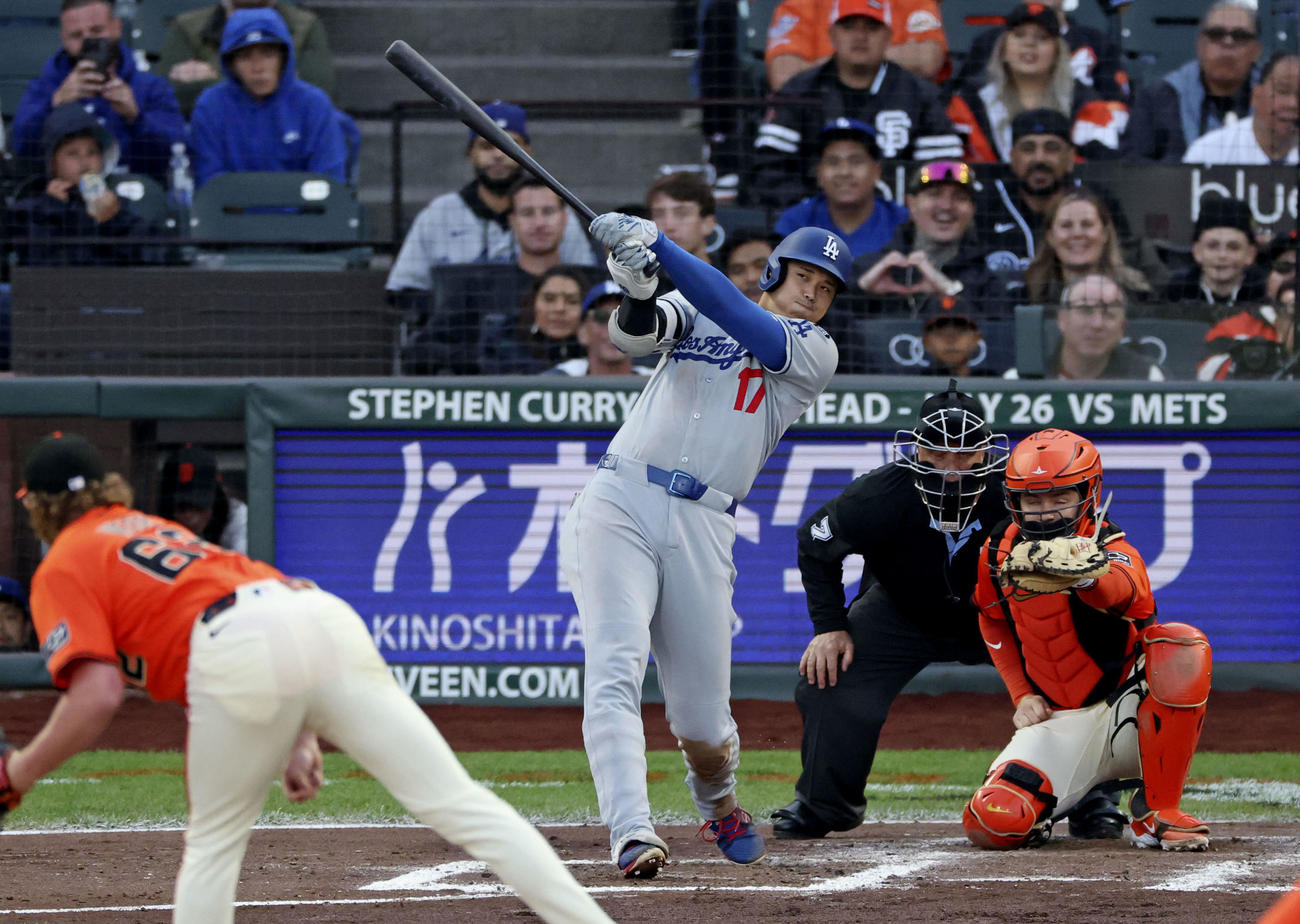 ジャイアンツ戦の3回、32号2ランを放つドジャース大谷。投手ウェブ（共同）
