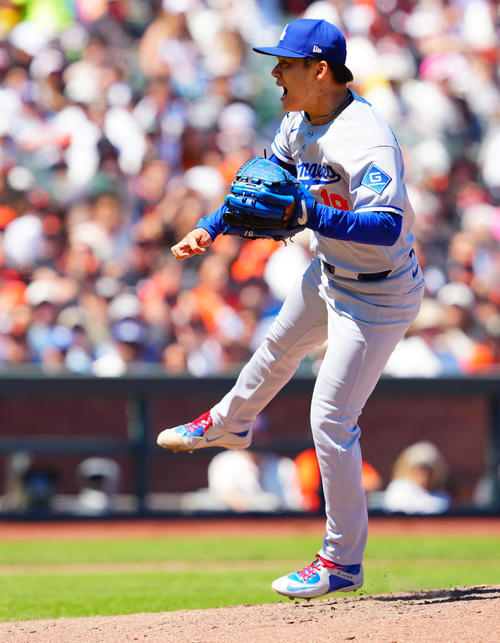 ジャイアンツ対ドジャース　7回裏ジャイアンツ2死二塁、シュミットを見逃し三振に仕留め雄たけびをあげる山本（撮影・垰建太）