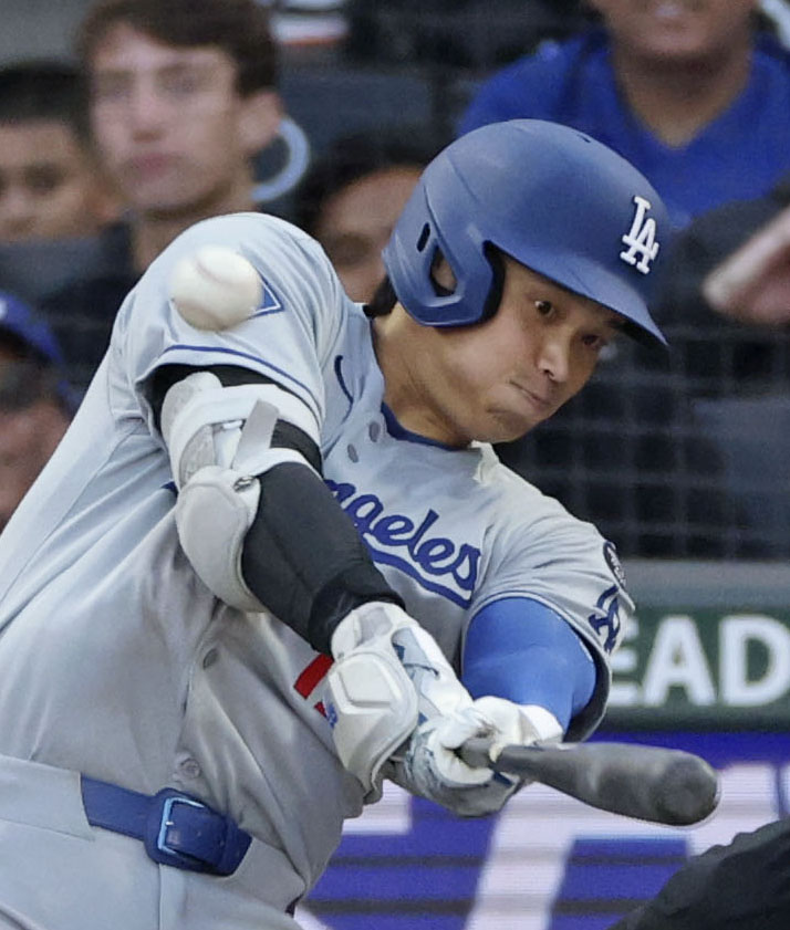 ジャイアンツ戦の3回、32号2ランを放つドジャース大谷（共同）