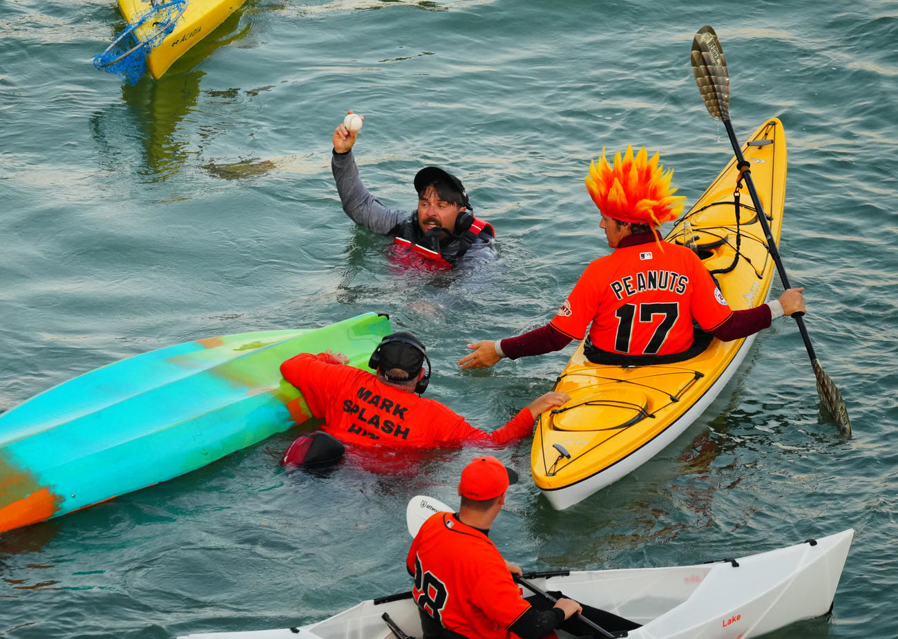 ジャイアンツ対ドジャース　3回表ドジャース1死三塁、大谷翔平の初「スプラッシュヒット」となる2点本塁打の打球を海に飛び込みながら獲得し高々と掲げるファン（撮影・垰建太）
