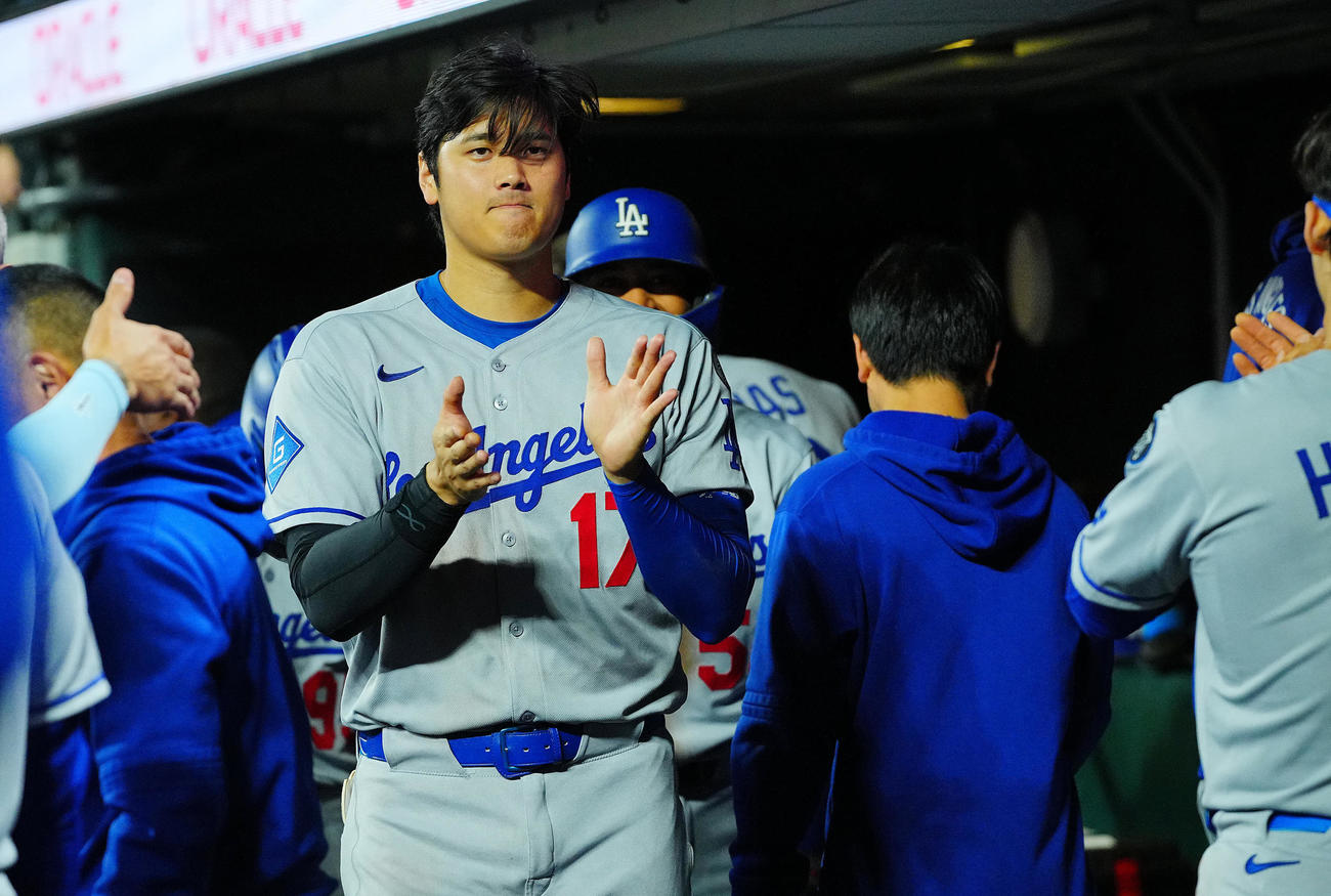 ジャイアンツ対ドジャース　ベンチで鼓舞するドジャース大谷（撮影・垰建太）