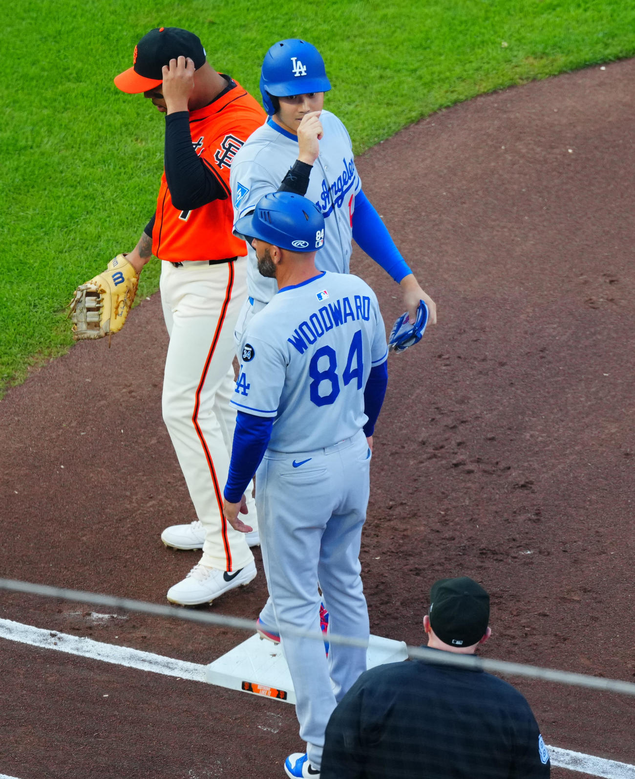 ジャイアンツ対ドジャース　1回表ドジャース無死、四球を選び一塁審にあいさつする大谷（撮影・垰建太）