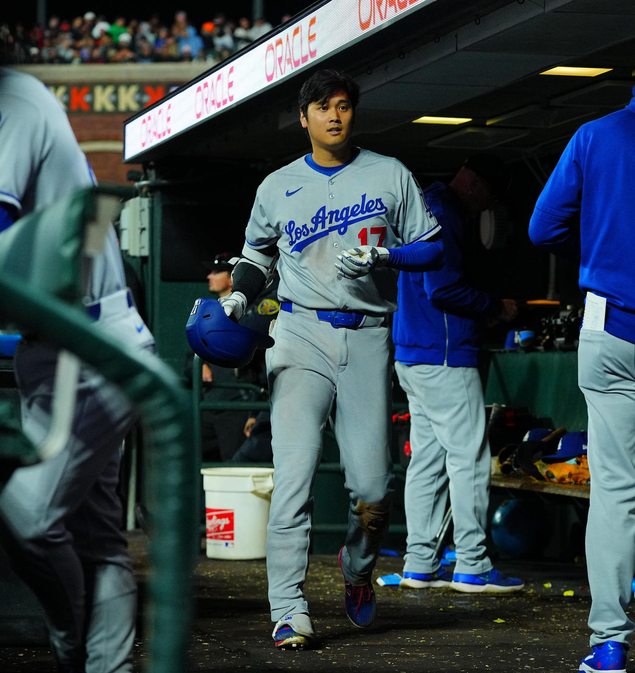 ジャイアンツ対ドジャース　7回表ドジャース無死、バットを折られ遊ゴロに倒れた大谷（撮影・垰建太）