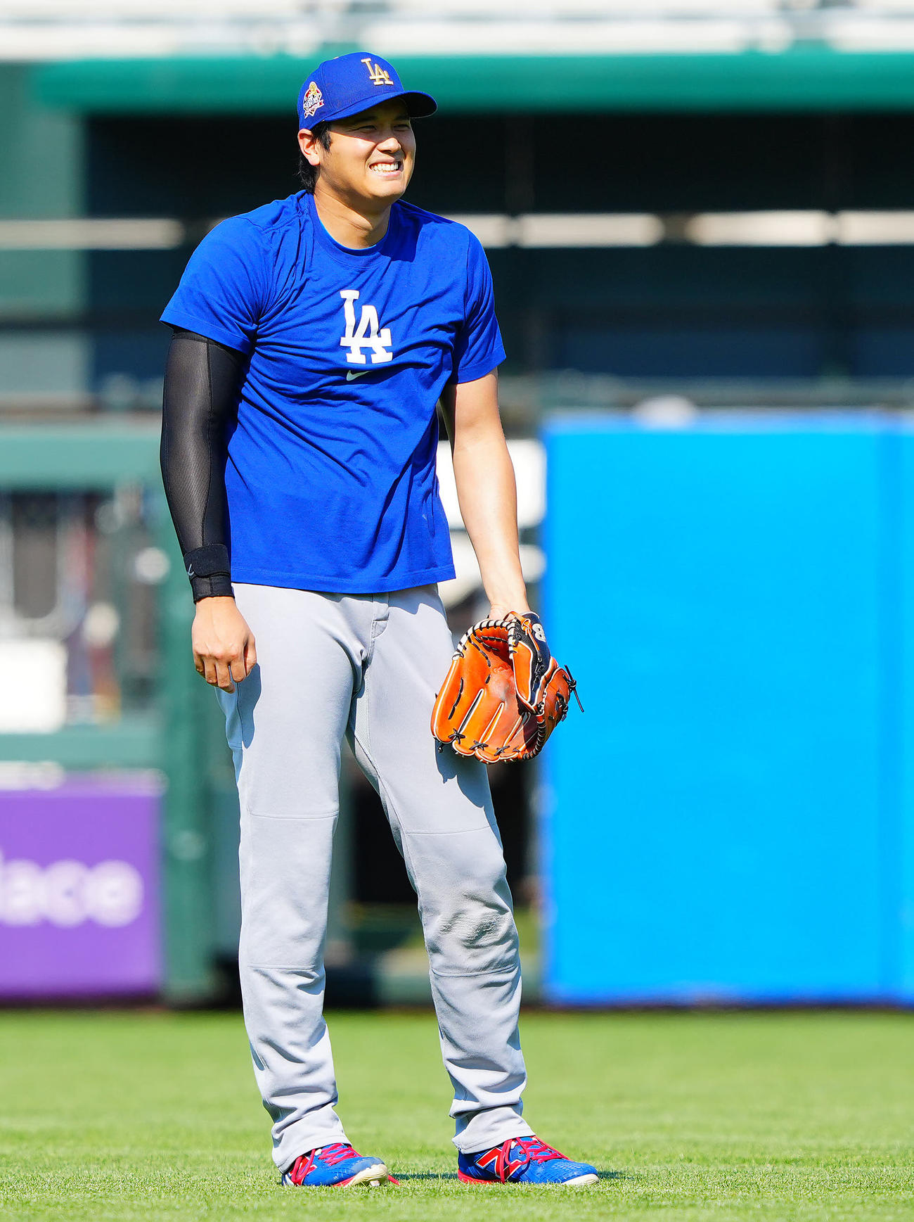 ジャイアンツ対ドジャース　リラックスした表情で投球練習するドジャース大谷（撮影・垰建太）