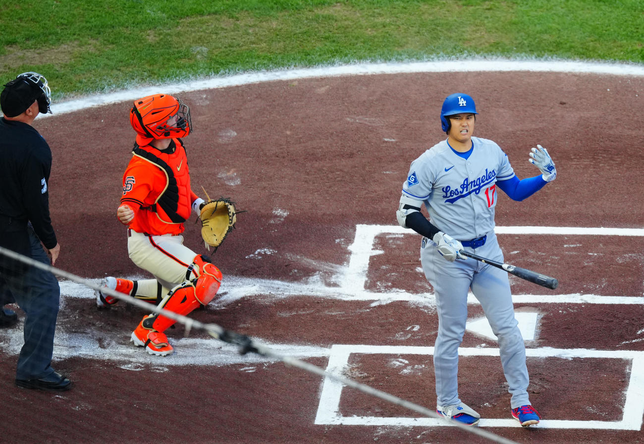 ジャイアンツ対ドジャース　1回表ドジャース無死、打ち損じ左手を痛がる大谷（撮影・垰建太）