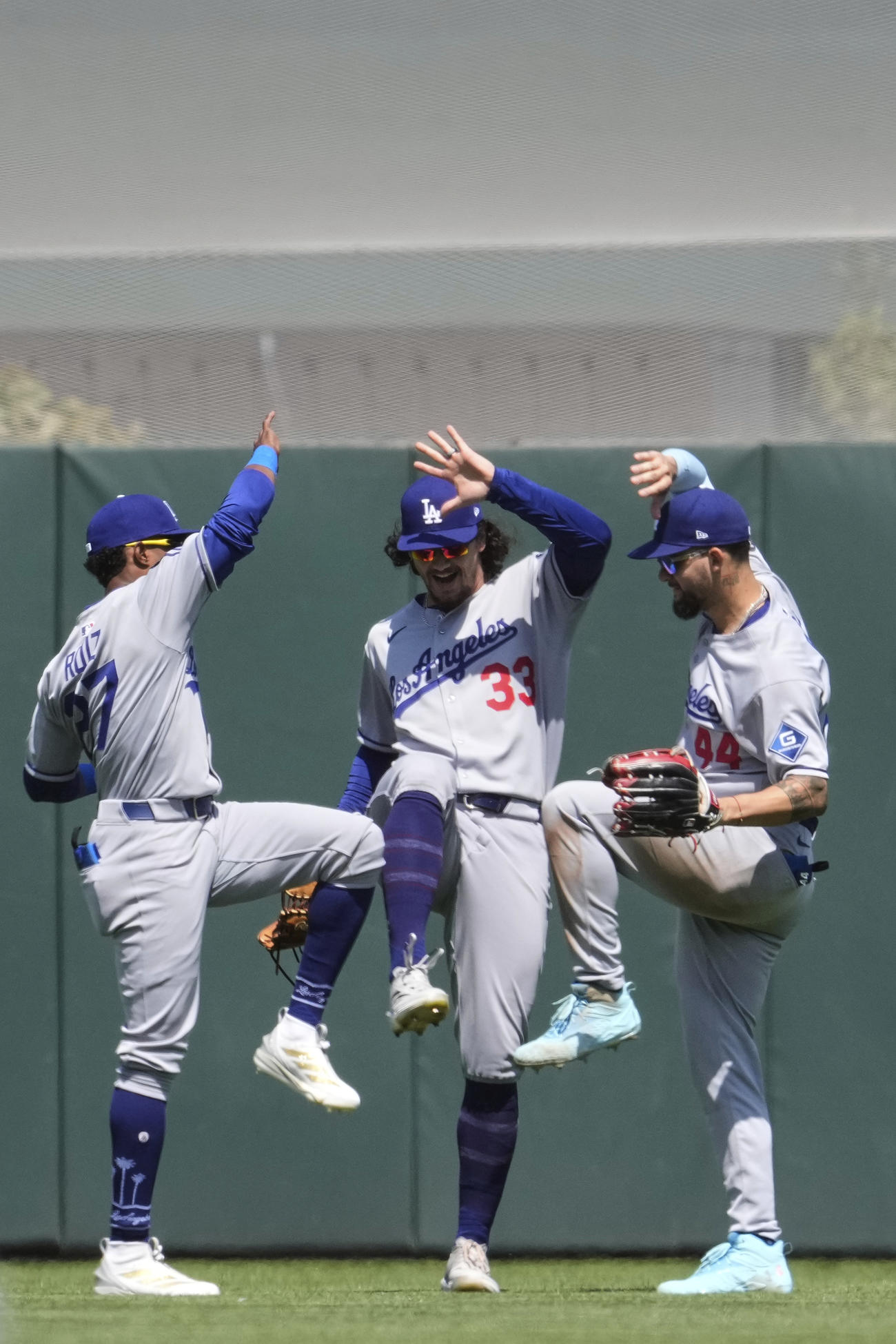 チームの勝利を祝う、左からドジャースのテオスカー・ヘルナンデス、アウトマン、パゲス (AP)