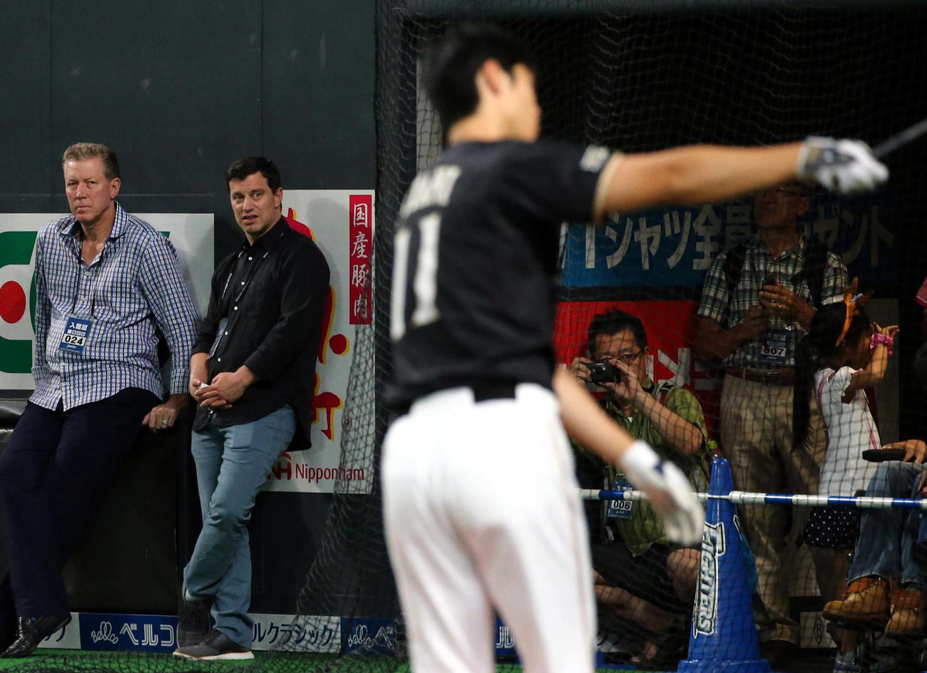 日本ハム大谷翔平の打撃を見つめるオーレル・ハーシュハイザー氏（左）＝2017年8月撮影