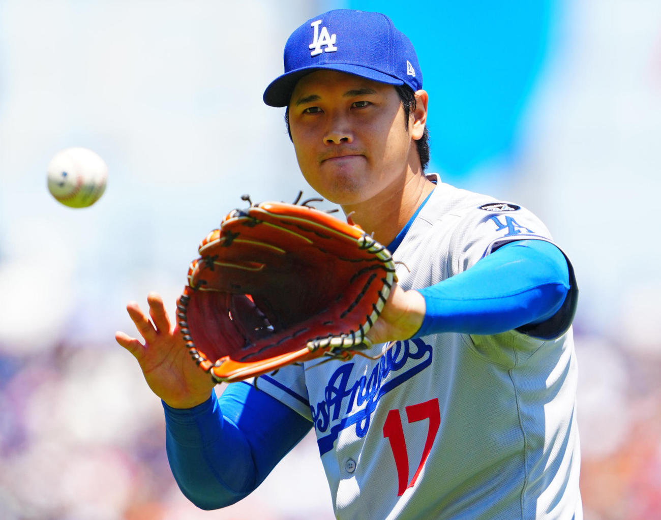 ジャイアンツ対ドジャース　2回裏、ボールを交換し表情を引き締めるドジャース先発の大谷（撮影・垰建太）