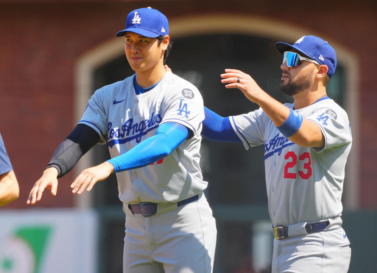 ジャイアンツ対ドジャース　ジャイアンツに勝利したドジャース大谷（左）はコンフォートとおどけながら笑顔でナインを出迎える（撮影・垰建太）