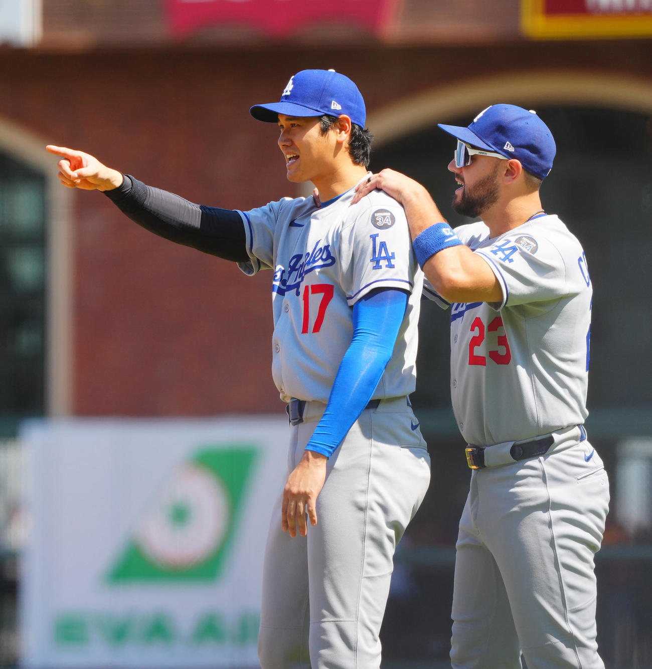 ジャイアンツ対ドジャース　ジャイアンツに勝利したドジャース大谷（左）はコンフォートとおどけながら笑顔でナインを出迎える（撮影・垰建太）