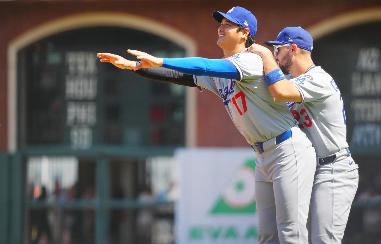 ジャイアンツ対ドジャース　ジャイアンツに勝利したドジャース大谷（左）はコンフォートとおどけながら笑顔でナインを出迎える（撮影・垰建太）