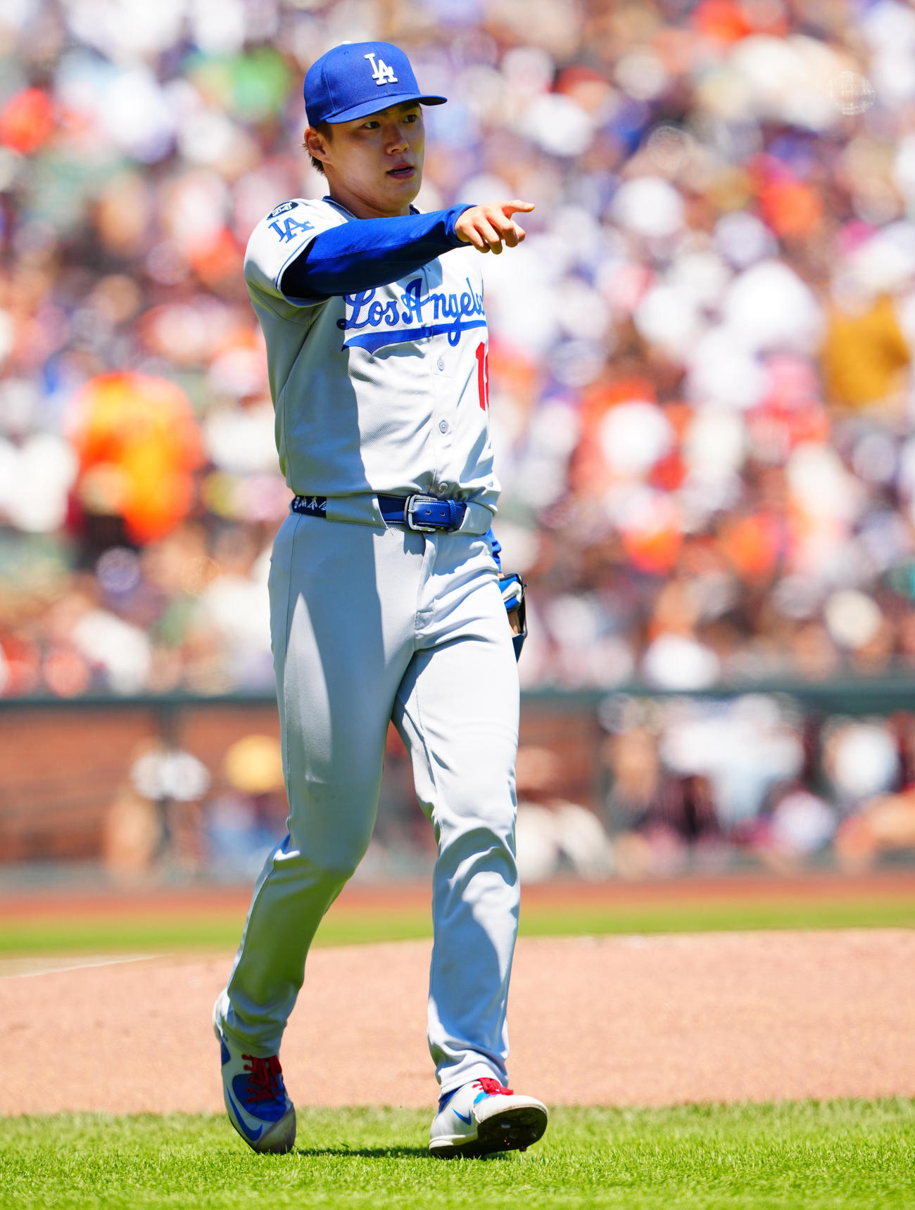 ジャイアンツ対ドジャース　1回裏ジャイアンツ1死、ディバースを一ゴロに仕留める山本（撮影・垰建太）