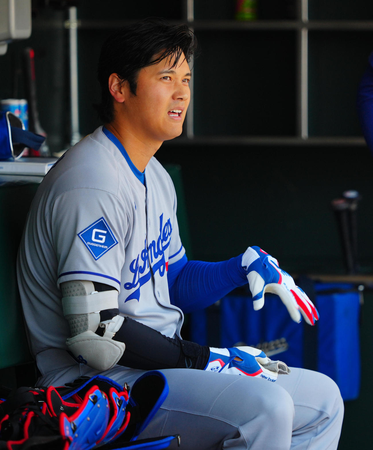 ジャイアンツ対ドジャース　1回表ドジャース無死、左飛に倒れ左手を痛そうにする大谷（撮影・垰建太）