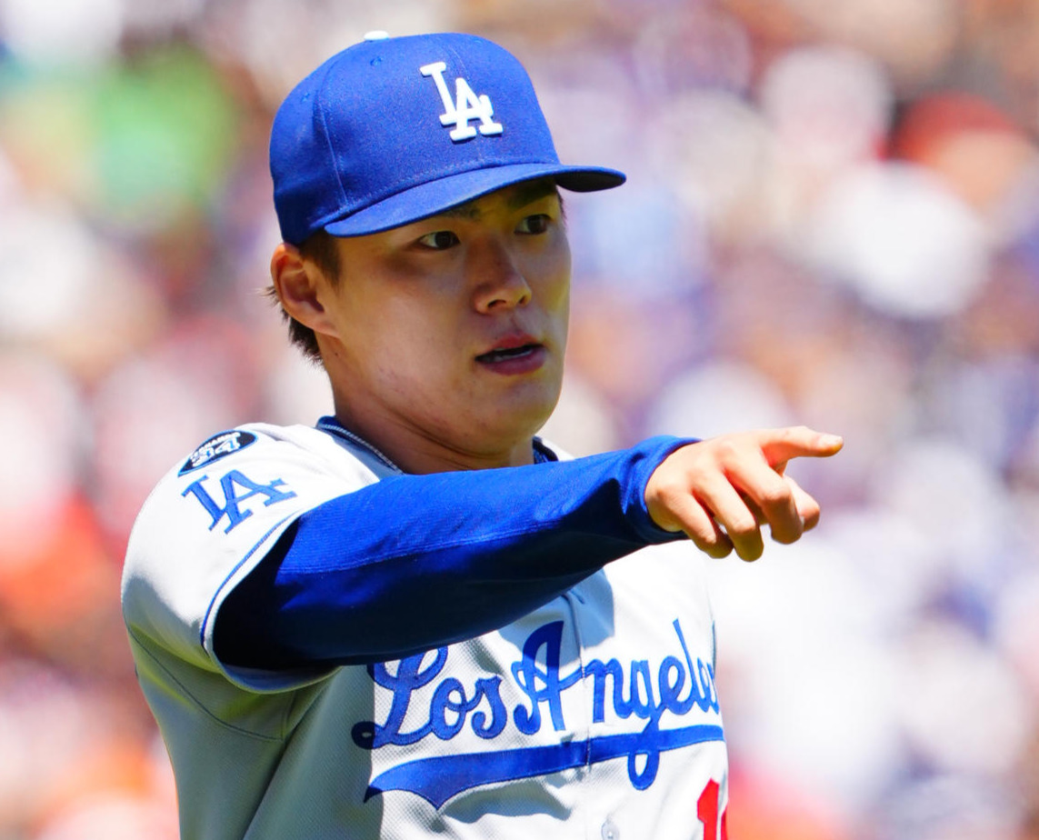 ジャイアンツ対ドジャース　1回裏ジャイアンツ1死、ディバースを一ゴロに仕留める山本（撮影・垰建太）