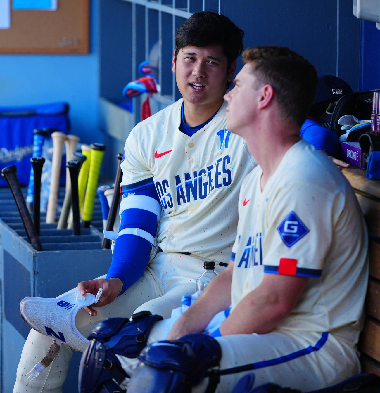 ドジャース先発の大谷（左）はベンチでスミスと言葉を交わす（2025年7月撮影）