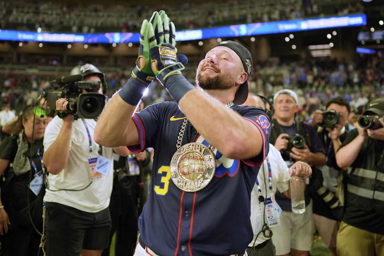 MLBホームランダービーで優勝し、喜ぶマリナーズのカル・ローリー（AP）