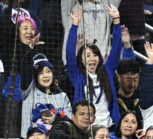 5月23日　メッツ対ドジャース　観戦する松本伊代（左）と浅野ゆう子　