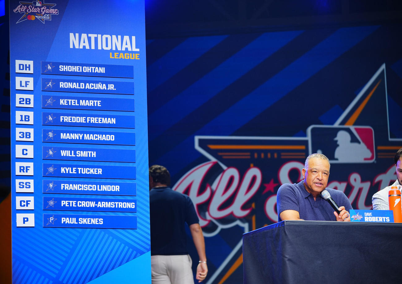 MLBオールスター前日会見でナ・リーグの先発メンバーを発表するナ・リーグのロバーツ監督（撮影・垰建太）