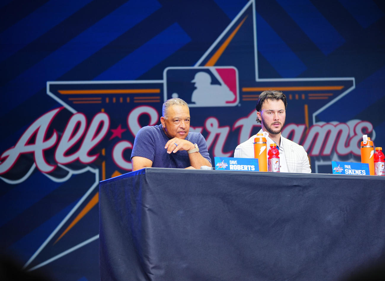 MLBオールスター前日会見に臨む、左からナ・リーグのロバーツ監督、先発予定のスキーンズ（撮影・垰建太）
