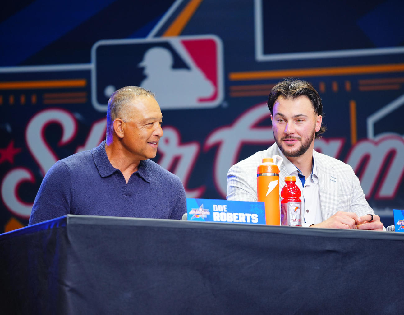 MLBオールスター前日会見に臨む、左からナ・リーグのロバーツ監督、先発予定のスキーンズ（撮影・垰建太）