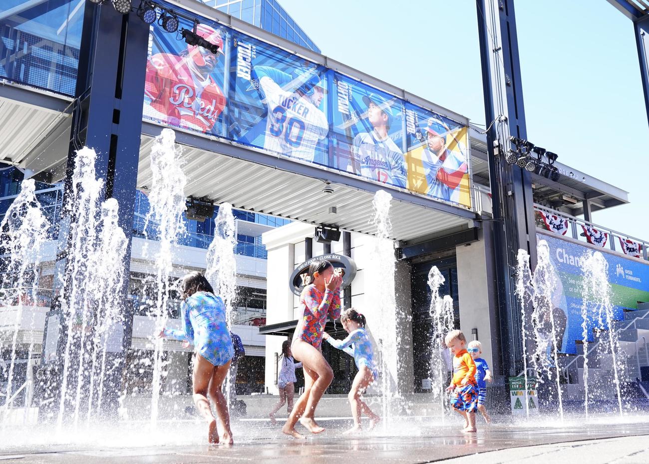 オールスターで彩られるトゥルーイスト・パークにはドジャース大谷らのバナーが飾られる（撮影・垰建太）