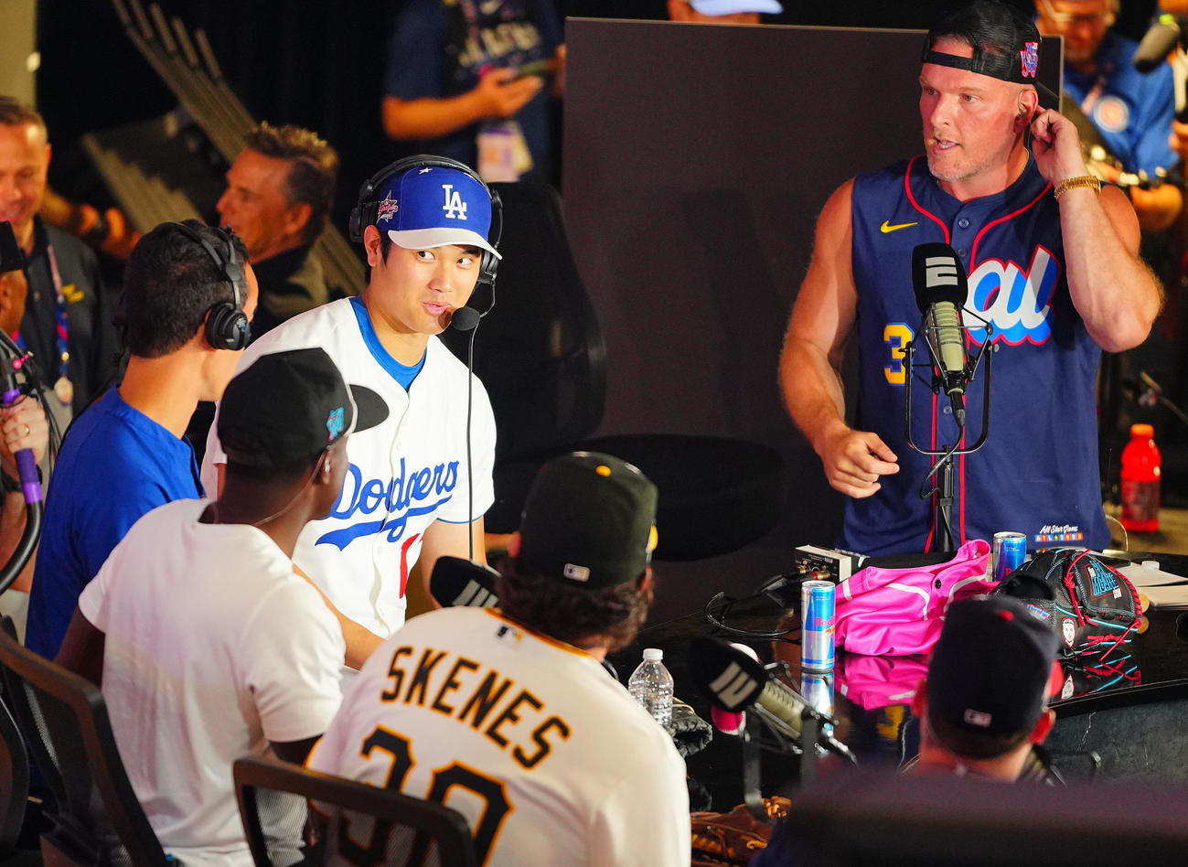 オールスター前日会見を前にインタビューに応じおどけた表情のドジャース大谷（左）（撮影・垰建太）