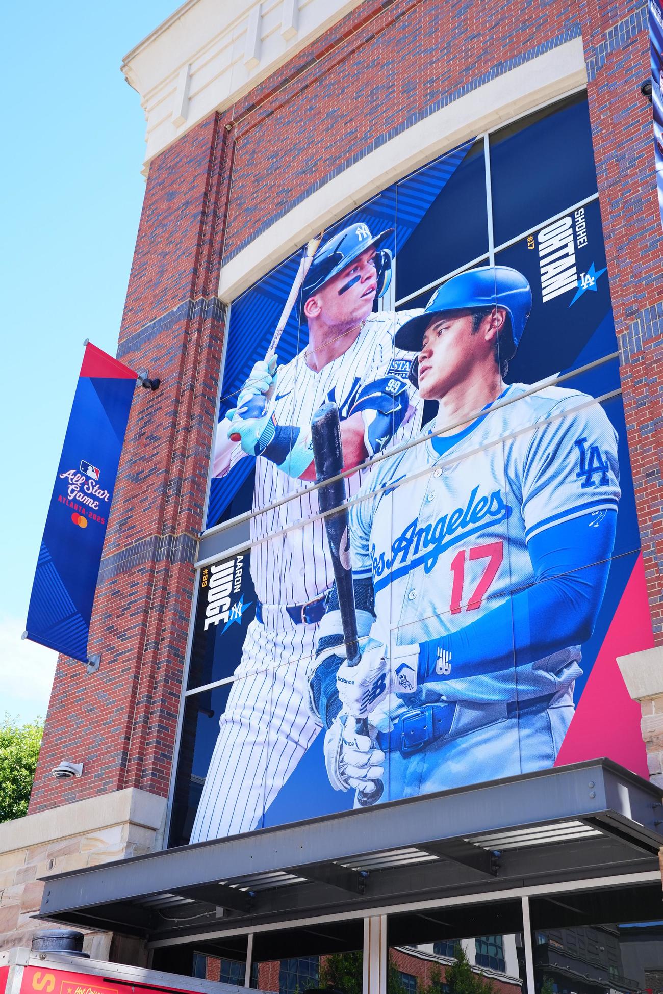 オールスターで彩られるトゥルーイスト・パークにはドジャース大谷とヤンキースのジャッジらの大きなバナーが飾られる（撮影・垰建太）