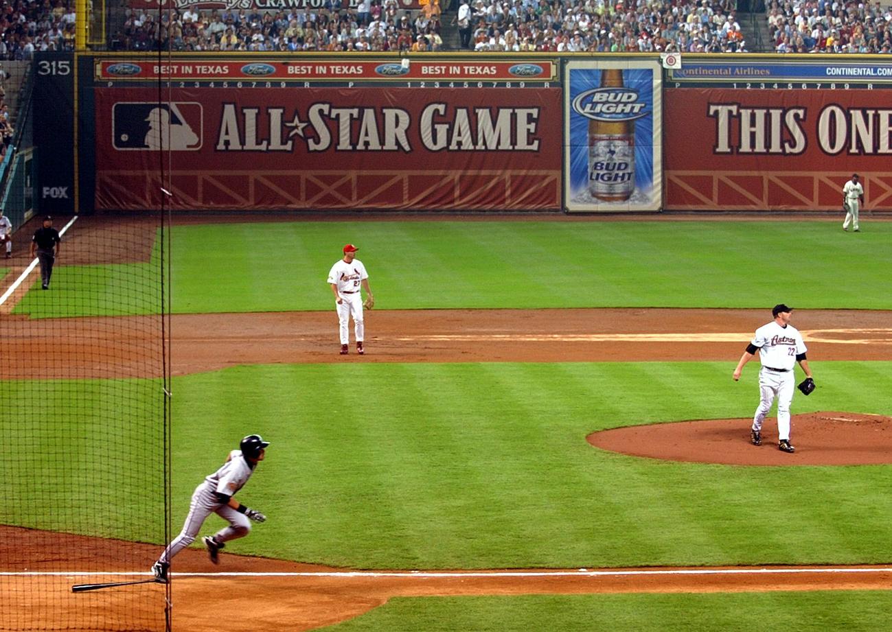 2004年7月　オールスターでア・リーグ先頭打者のイチローはナ・リーグ先発のクレメンスから右前二塁打を放つ