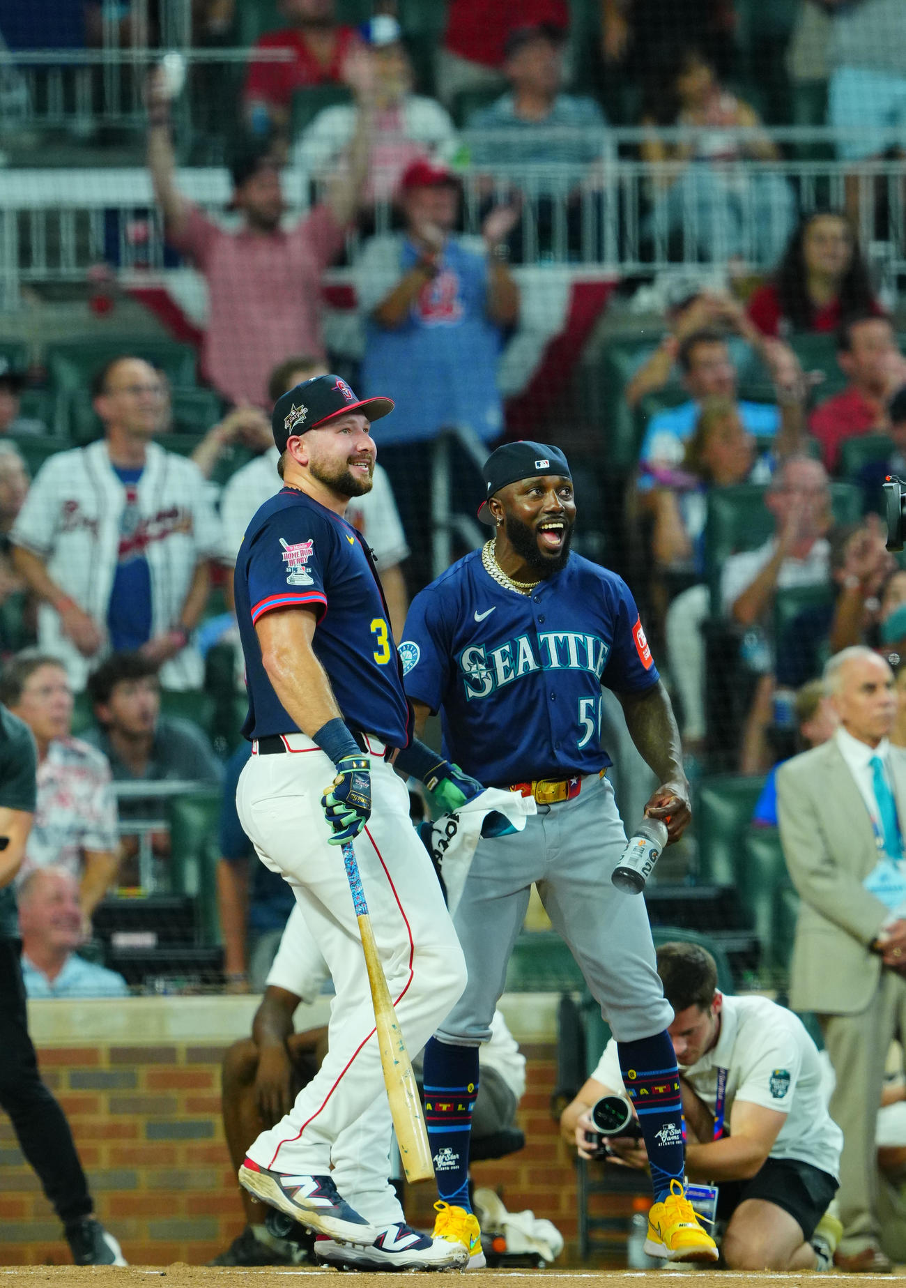 MLBホームランダービー　ホームランダービーの決勝戦で柵越えを連発し笑顔を見せるローリー（左）とアロザレナ（撮影・垰建太）