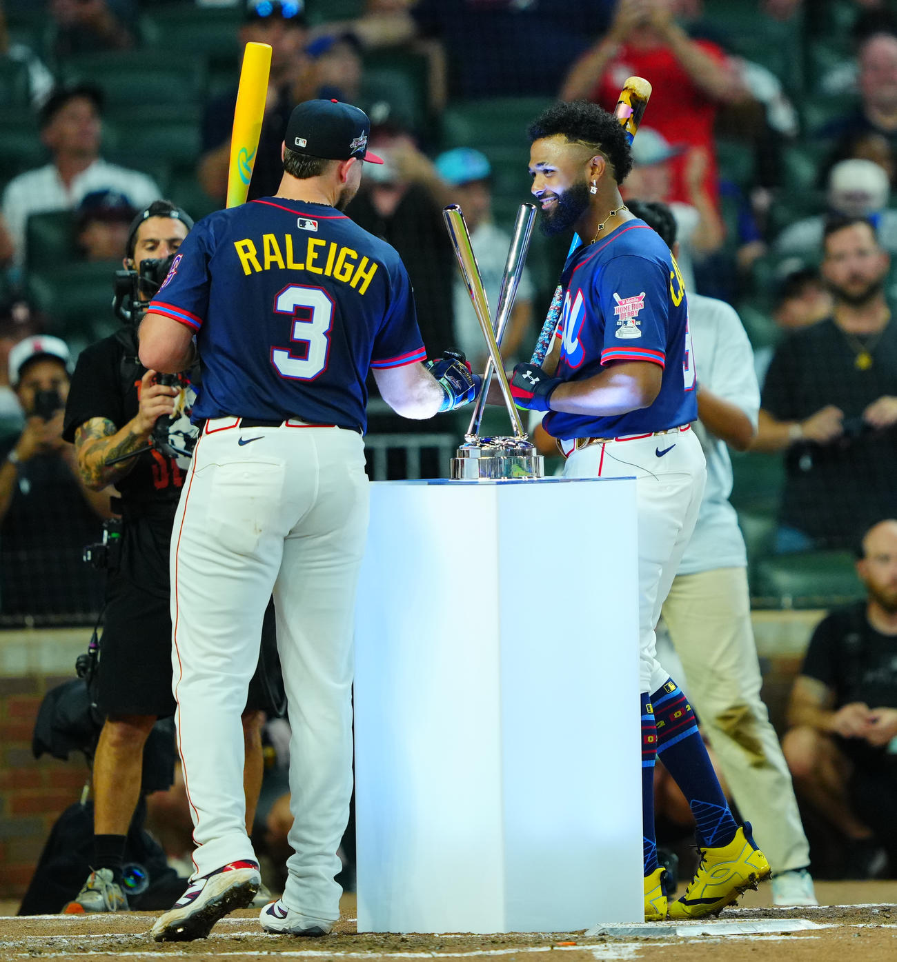 MLBホームランダービー　決勝戦を前に健闘をたたえ合うローリー（左）とカミネロ（撮影・垰建太）