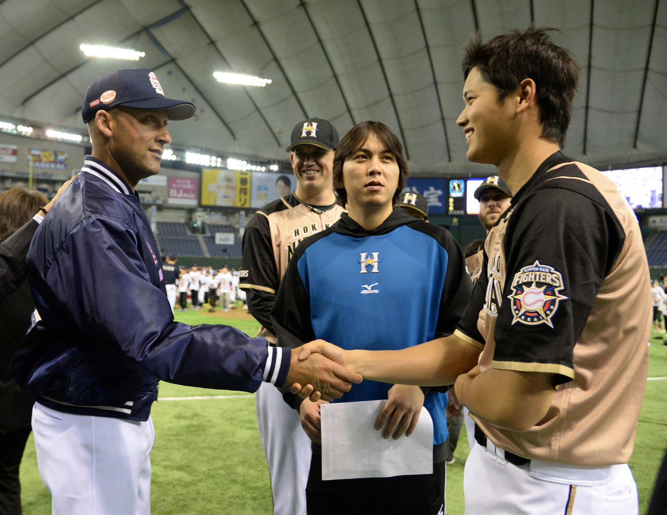 ジーター氏と握手をかわす大谷翔平（2015年3月撮影）
