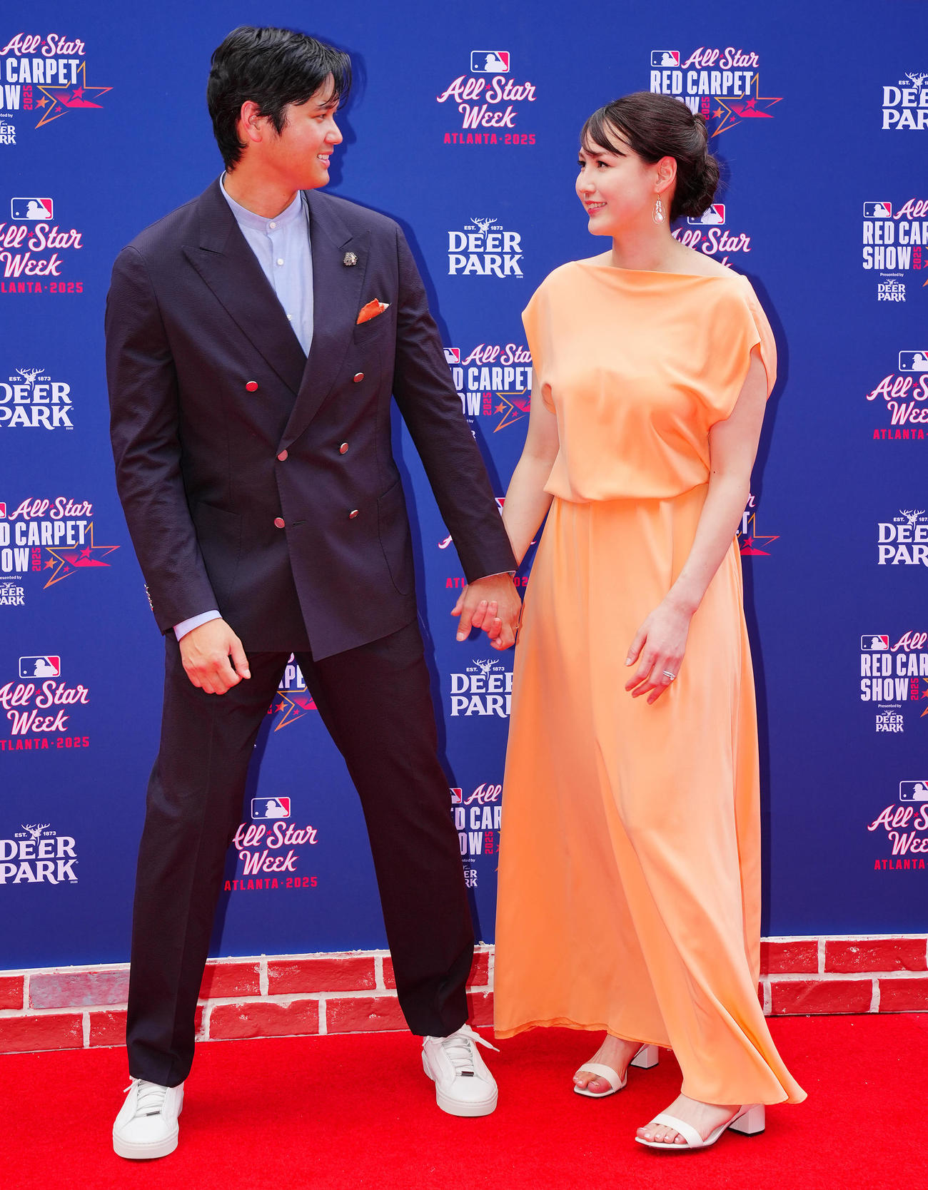 レッドカーペットでドジャース大谷（左）はドレス姿の真美子夫人と目を合わせ笑顔を見せる（撮影・垰建太）