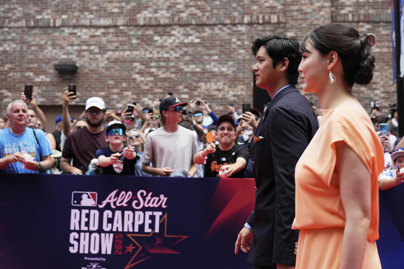 レッドカーペットを歩く大谷翔平と真美子夫人（AP)