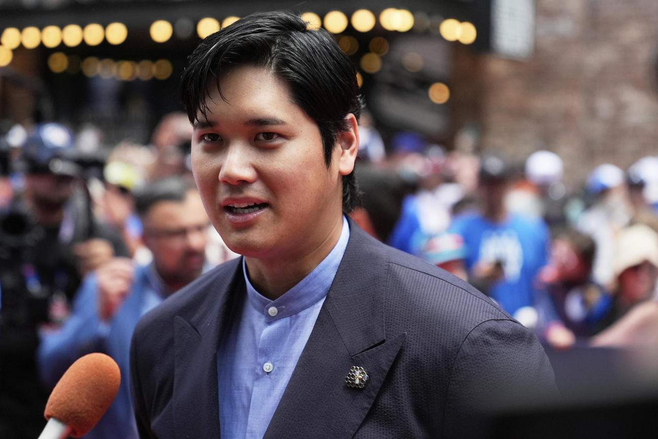 MLBオールスターのレッドカーペットで取材に応じるドジャース大谷翔平（AP)