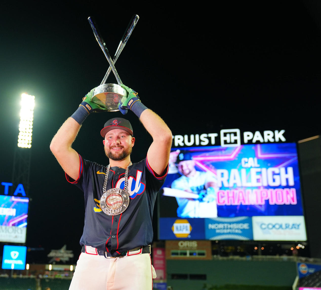 MLBホームランダービーを制したマリナーズのローリーはトロフィーを手に笑顔を見せる（撮影・垰建太）