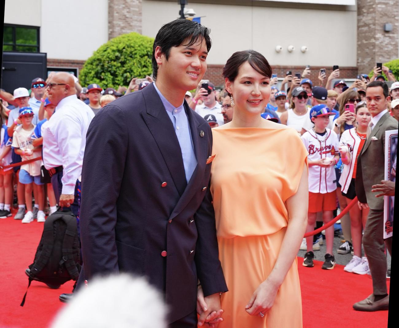 MLBオールスターのレッドカーペットで写真に納まるドジャース大谷（左）と真美子夫人（撮影・垰建太）