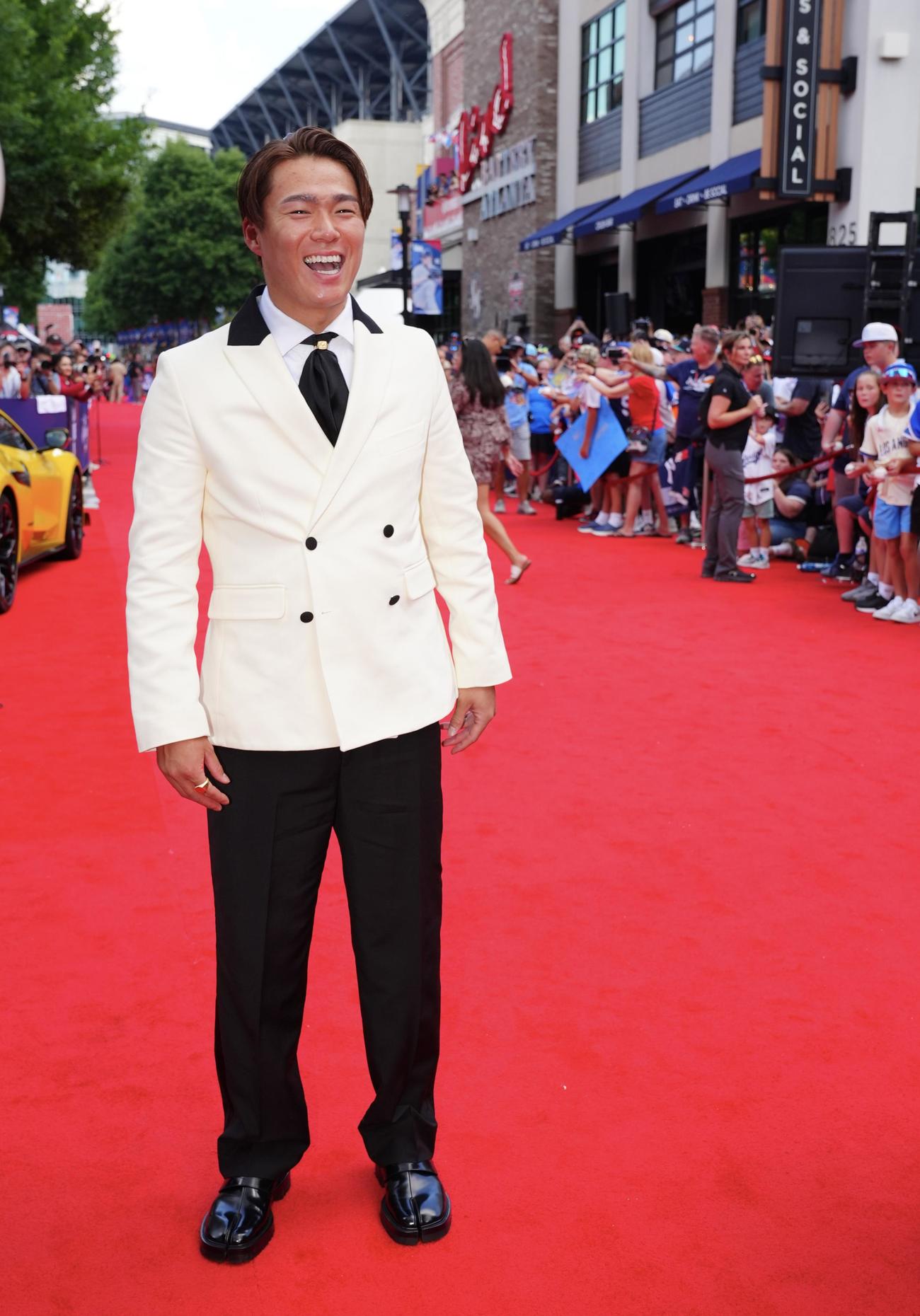 MLBオールスターのレッドカーペットで笑顔を見せるドジャース山本（撮影・垰建太）