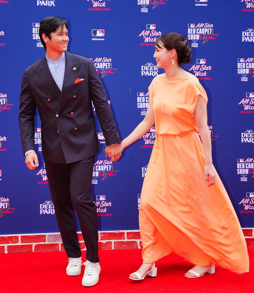 レッドカーペットでドジャース大谷（左）はドレス姿の真美子夫人と手をつなぎ笑顔を見せる（撮影・垰建太）