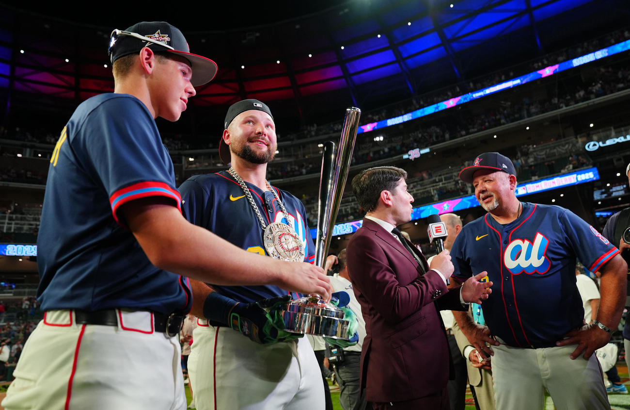 ホームランダービーを制したローリーはトロフィーを渡す弟（左）と父に挟まれ笑顔