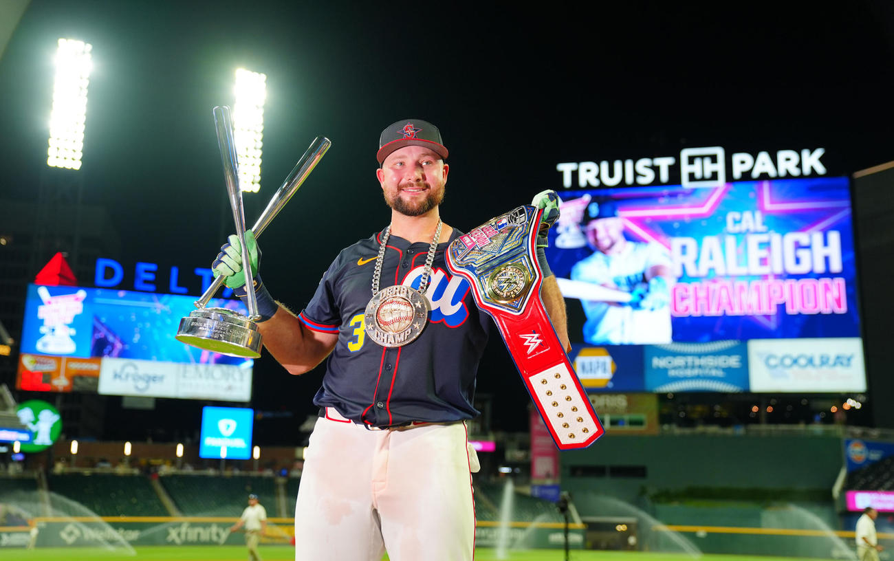 ホームランダービーを制したローリーはトロフィーとチャンピオンベルトを手に笑顔