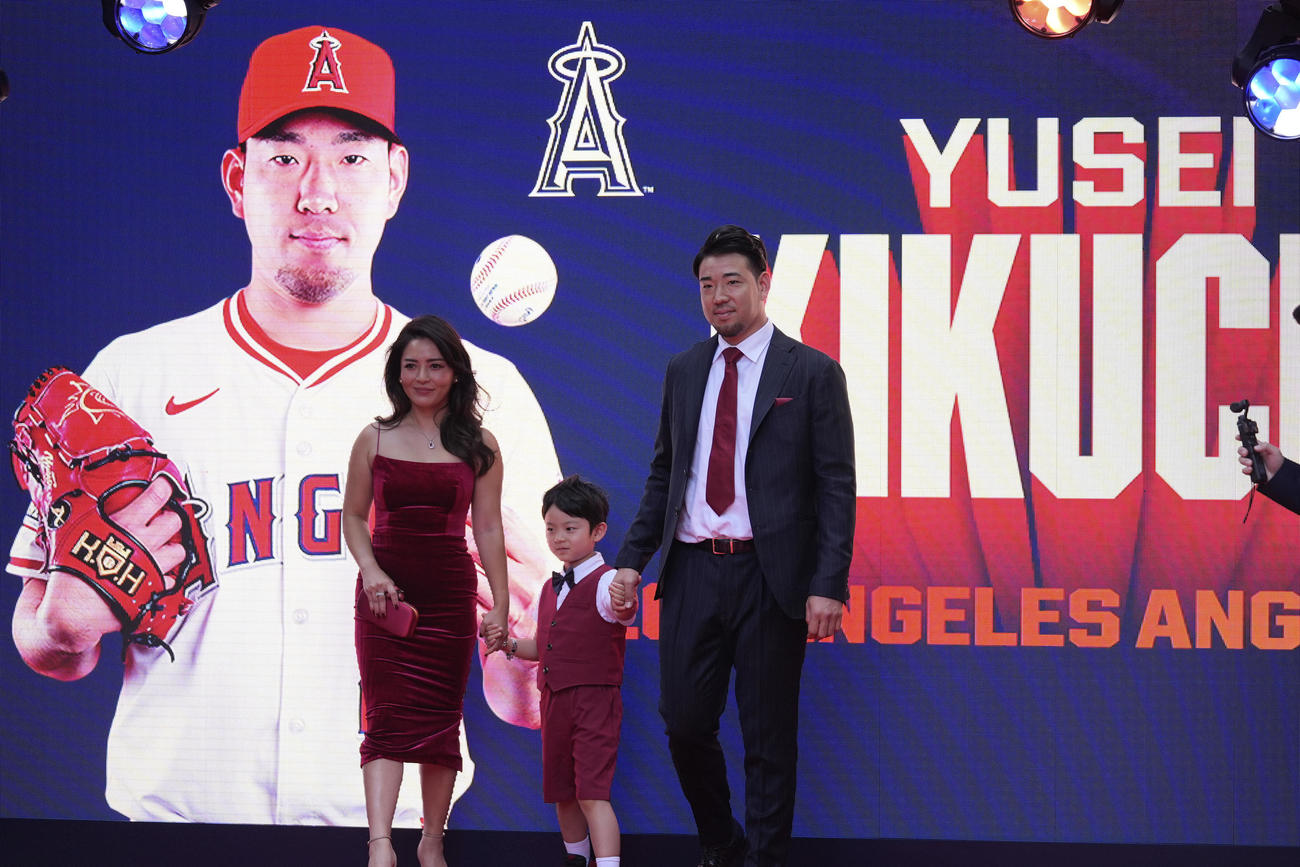 レッドカーペットに瑠美夫人と長男と登場したエンゼルス菊池雄星（AP)