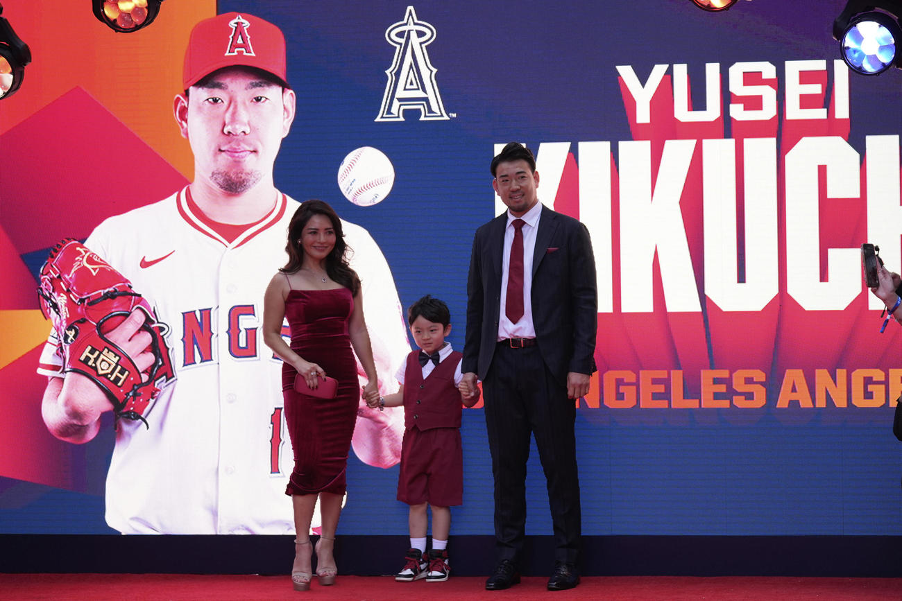 レッドカーペットに瑠美夫人と長男と登場したエンゼルス菊池雄星（AP)