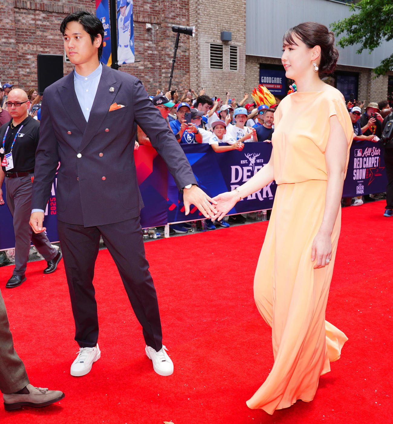 レッドカーペットを手をつないで歩くドジャース大谷（左）と真美子夫人（撮影・垰建太）