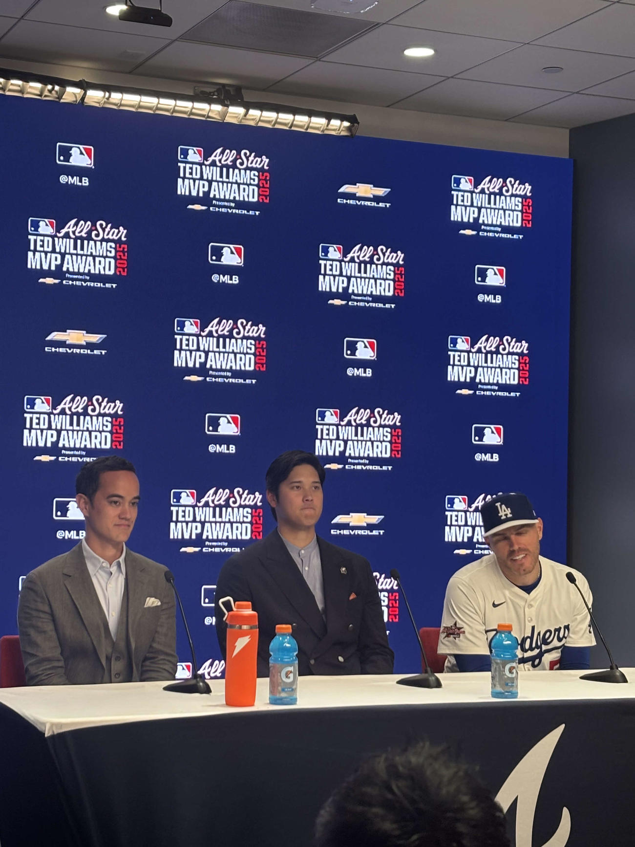 フリーマンと合同会見を行う大谷